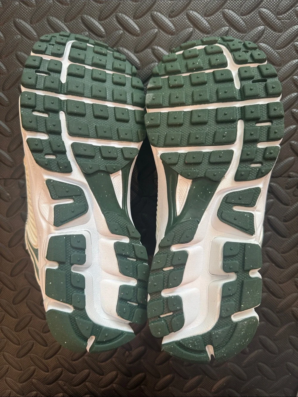 Nike Kid’s White and Dark Green Sneakers Trainers BRAND NEW